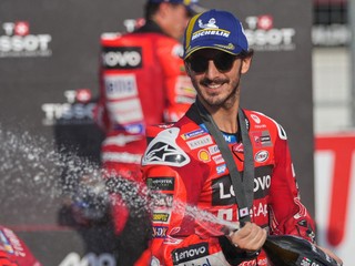 Francesco Bagnaia oslavuje víťazstvo v šprinte.