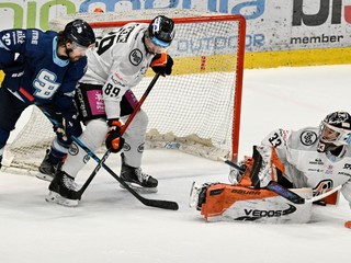 Na snímke zľava Liam Pecararo (Slovan), Jakub Ferenc a brankár Dominik Riečický (obaja Košice).
