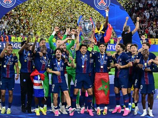 Hráči Paríža St. Germain pózujú s trofejou po finálového dueli Ligy majstrov.