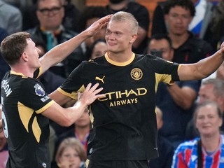 Erling Haaland a Elliot Anderson.