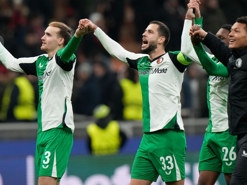 Hráči Feyenoordu oslavujú po zápase odvety play off o osemfinále Ligy majstrov AC Miláno - Feyenoord Rotterdam.