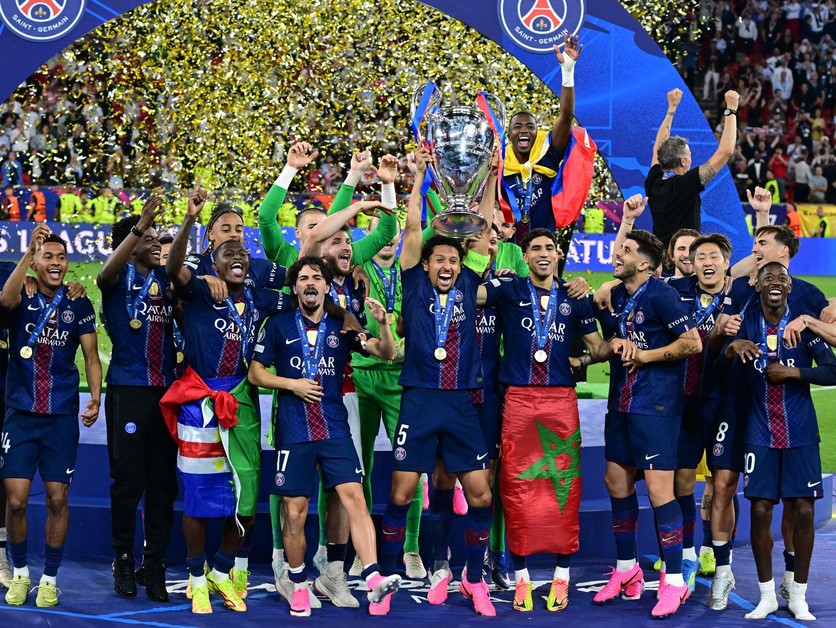 Hráči Paríža St. Germain pózujú s trofejou po finálového dueli Ligy majstrov.