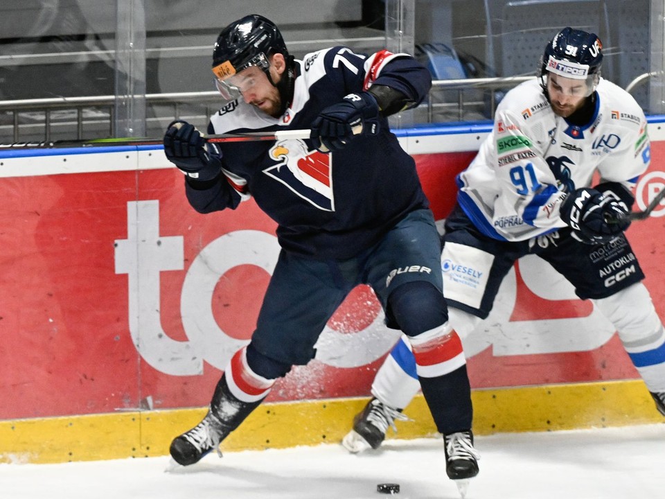 vľavo Branislav Kubka (Slovan) a Andrew Calof (Poprad)