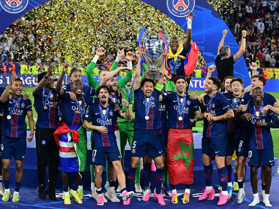 Hráči Paríža St. Germain pózujú s trofejou po finálového dueli Ligy majstrov.