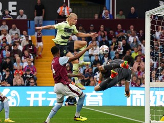 Erling Haaland strieľa gól v zápase Aston Villa - Manchester City.