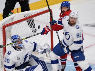 Erik Černák (vpravo) v zápase Montreal Canadiens - Tampa Bay Lightning vo finále play off NHL.