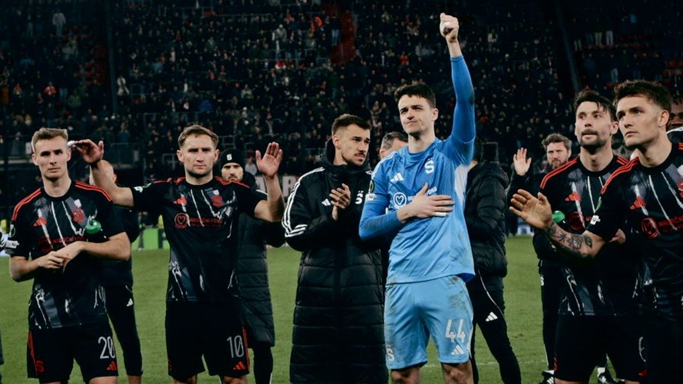 Brankár Jakub Surovčík v drese Sparty (vpravo)