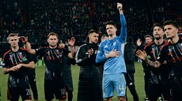 Brankár Jakub Surovčík v drese Sparty (vpravo)