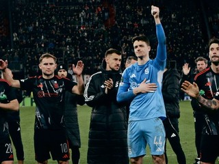 Brankár Jakub Surovčík v drese Sparty (vpravo)