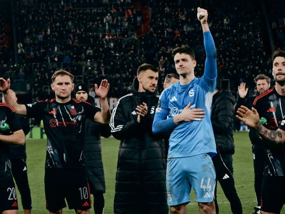 Brankár Jakub Surovčík v drese Sparty (vpravo)