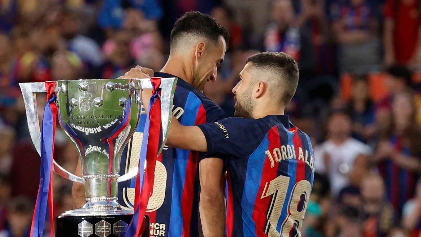 Sergio Busquets (vľavo) a Jordi Alba pri trofeji pre víťaza La Ligy.