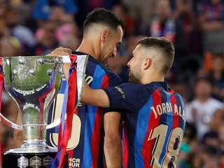 Sergio Busquets (vľavo) a Jordi Alba pri trofeji pre víťaza La Ligy.