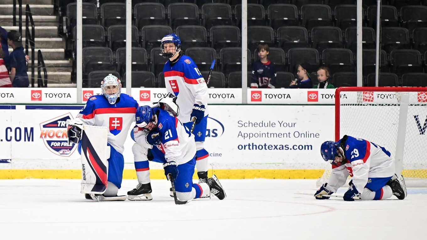 Slovenskí hokejisti po prehre v zápase Slovensko - USA v súboji o bronz na MS v hokeji do 18 rokov 2025.
