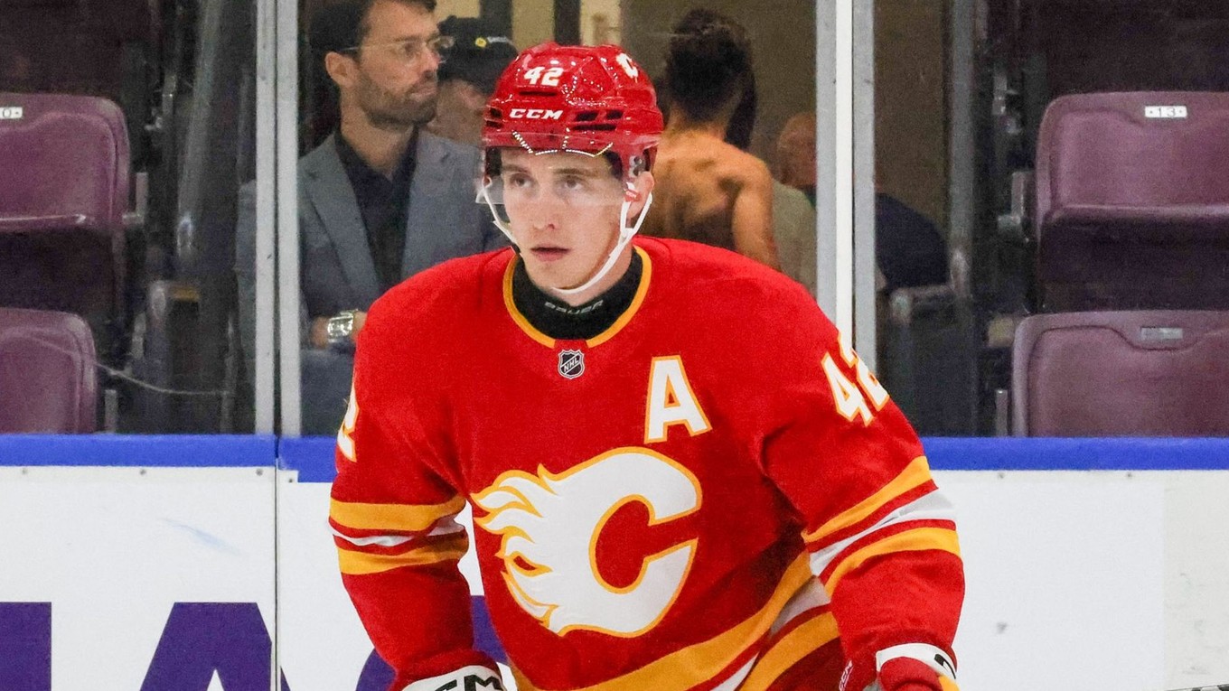 Samuel Honzek v drese Calgary Flames.