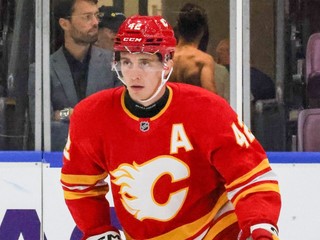 Samuel Honzek v drese Calgary Flames.