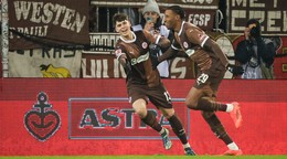 Futbalista Morgan Guilavogui (vpravo) zo St. Pauli sa raduje z gólu.