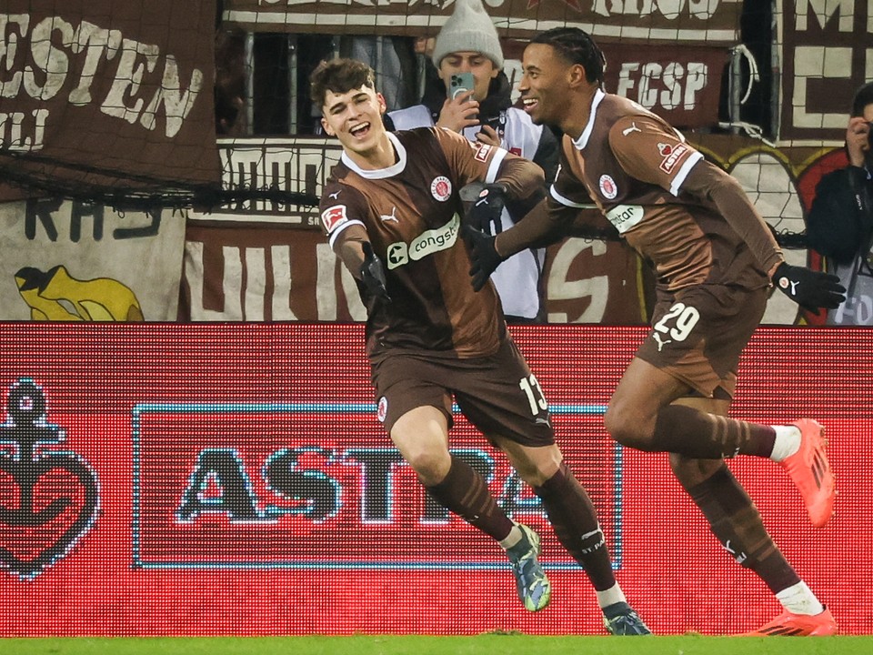 Futbalista Morgan Guilavogui (vpravo) zo St. Pauli sa raduje z gólu.