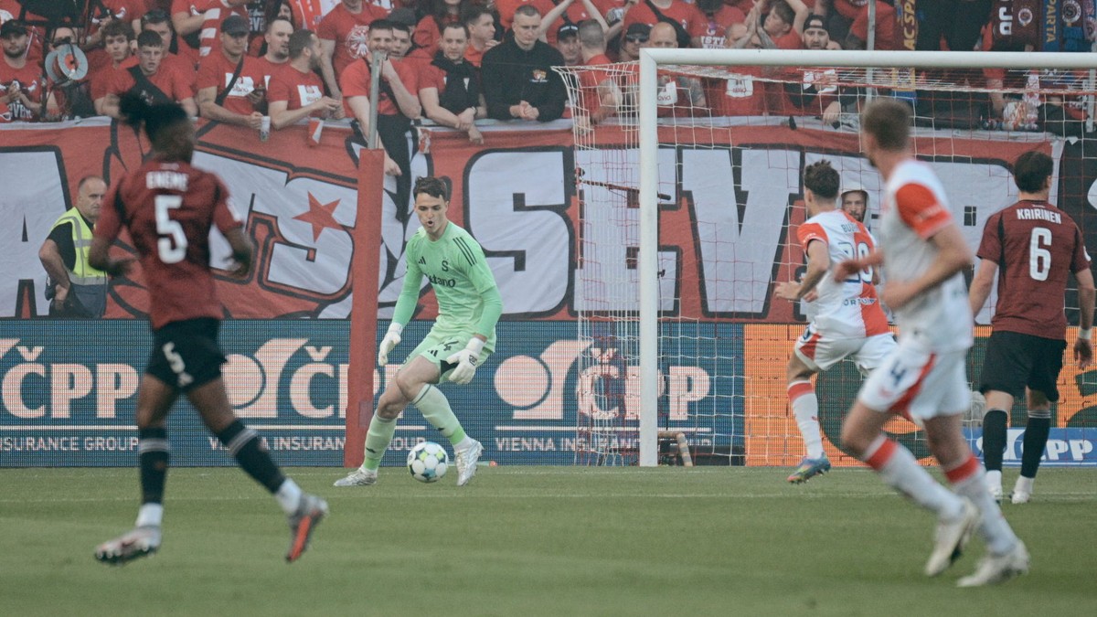 Jakub Surovčík počas derby.