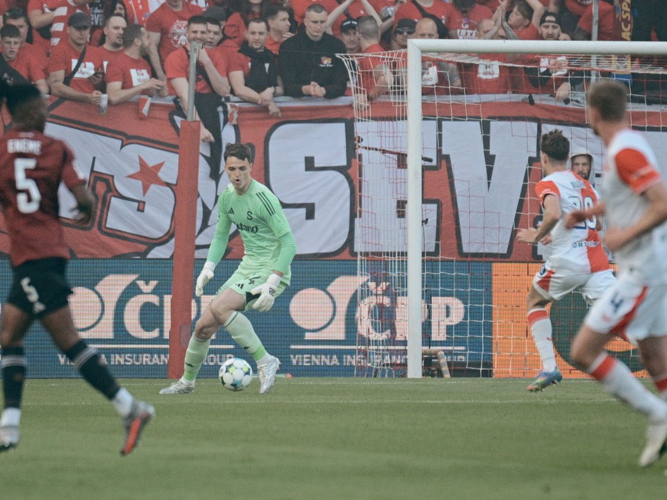 Jakub Surovčík počas derby.