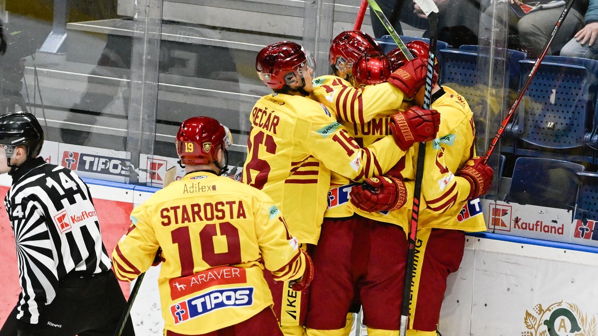 Radosť hráčov Trenčína po strelení tretieho gólu v 35. kole Tipos extraligy HC Slovan Bratislava - HK Dukla Trenčín.