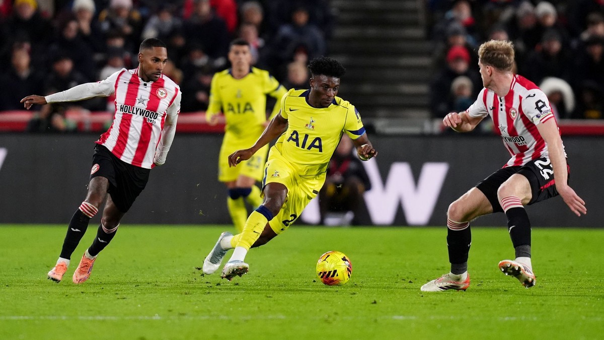 Hráč Tottenhamu Hotspur Mohammed Kudus (v strede).