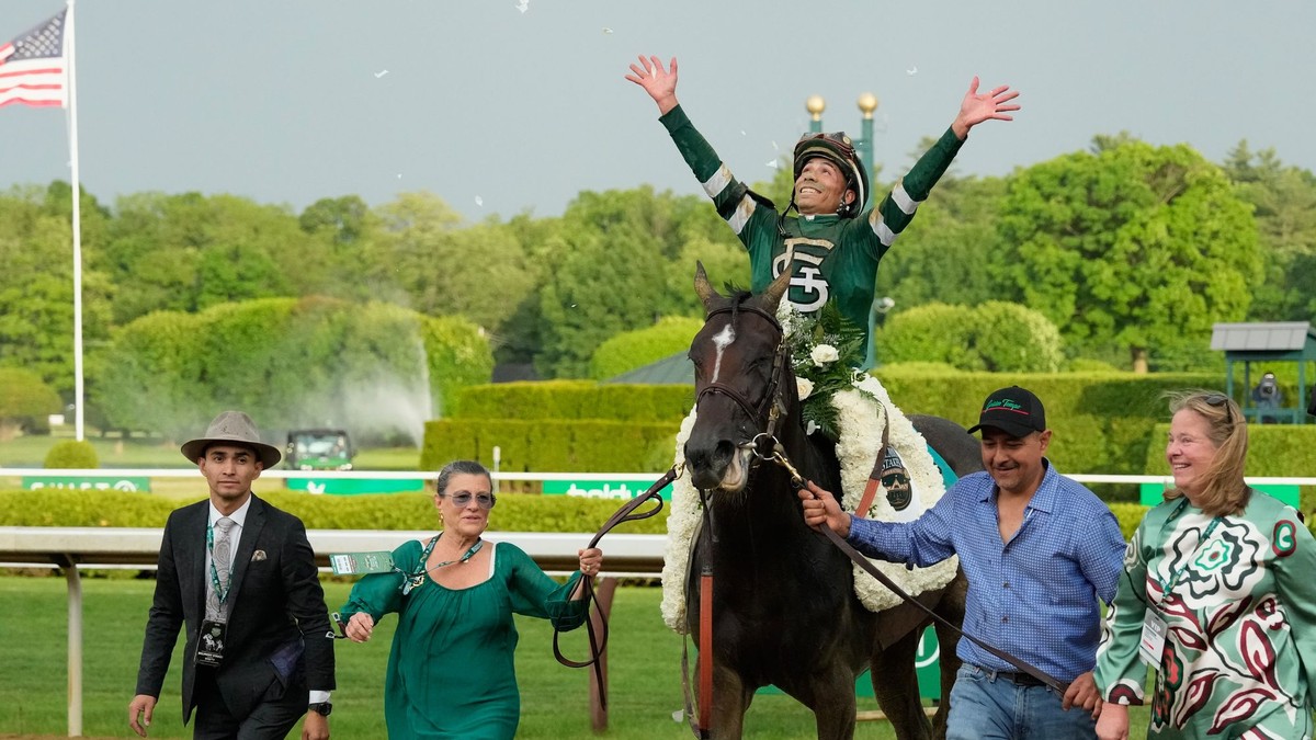 Džokej Jose Ortiz oslavuje na koni Golden Tempo po víťazstve v 158. ročníku dostihového závodu Belmont Stakes.