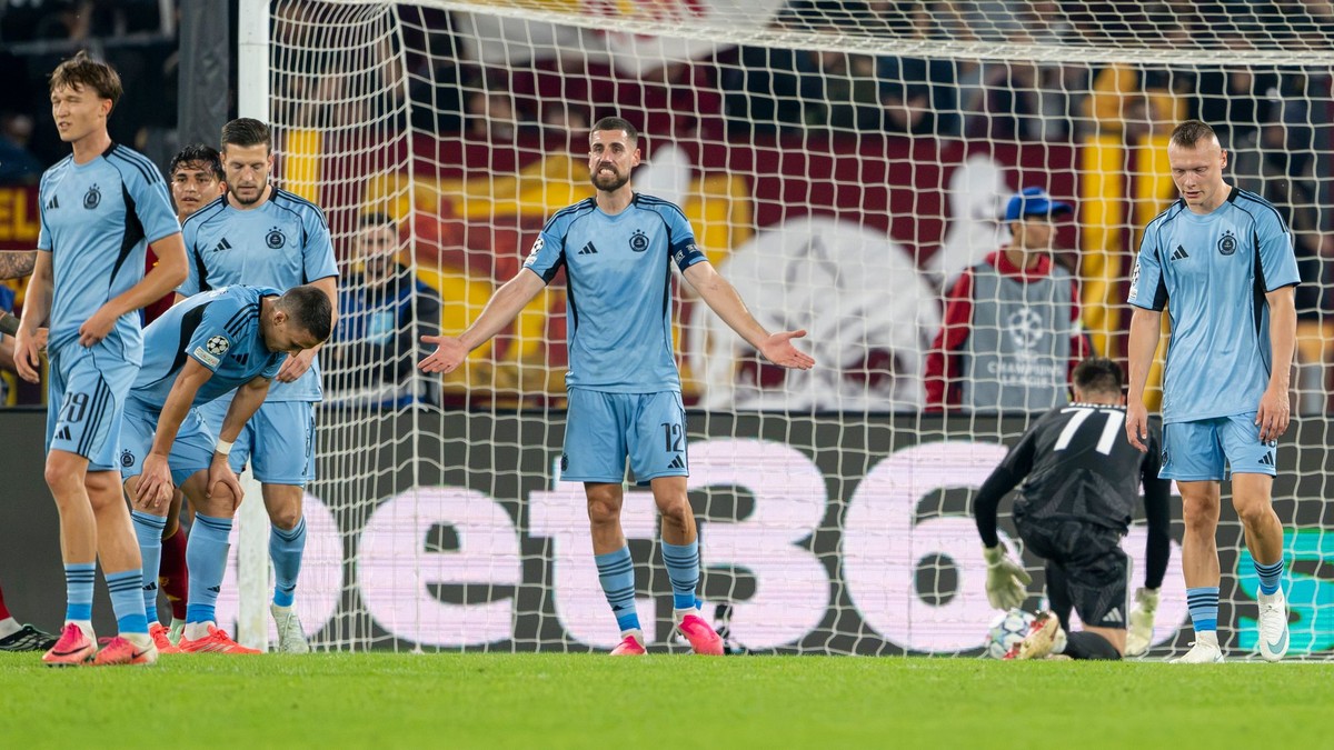 Futbalisti ŠK Slovan Bratislava reagujú po inkasovanom góle.
