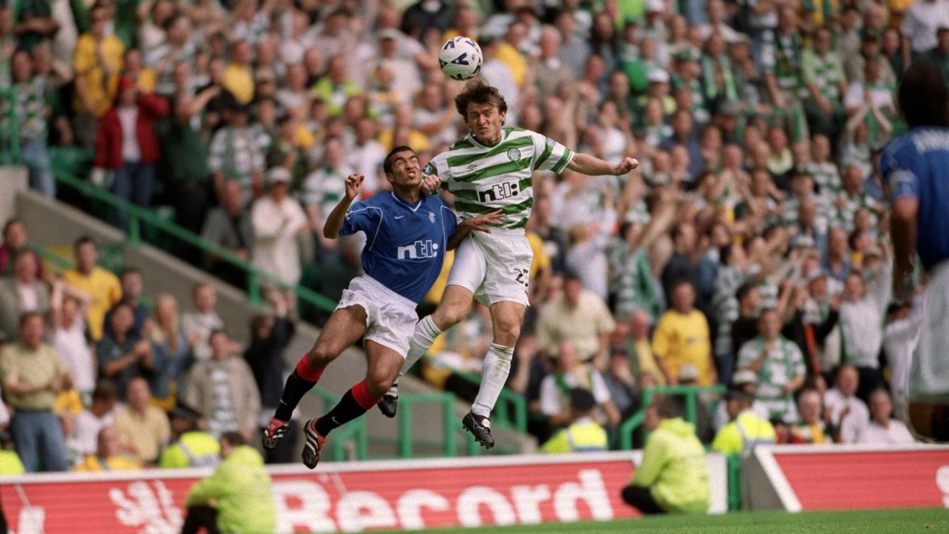 Ľubomír Moravčík a Giovanni Van Bronckhorst v derby Celtic Glasgow vs. Glasgow Rangers.