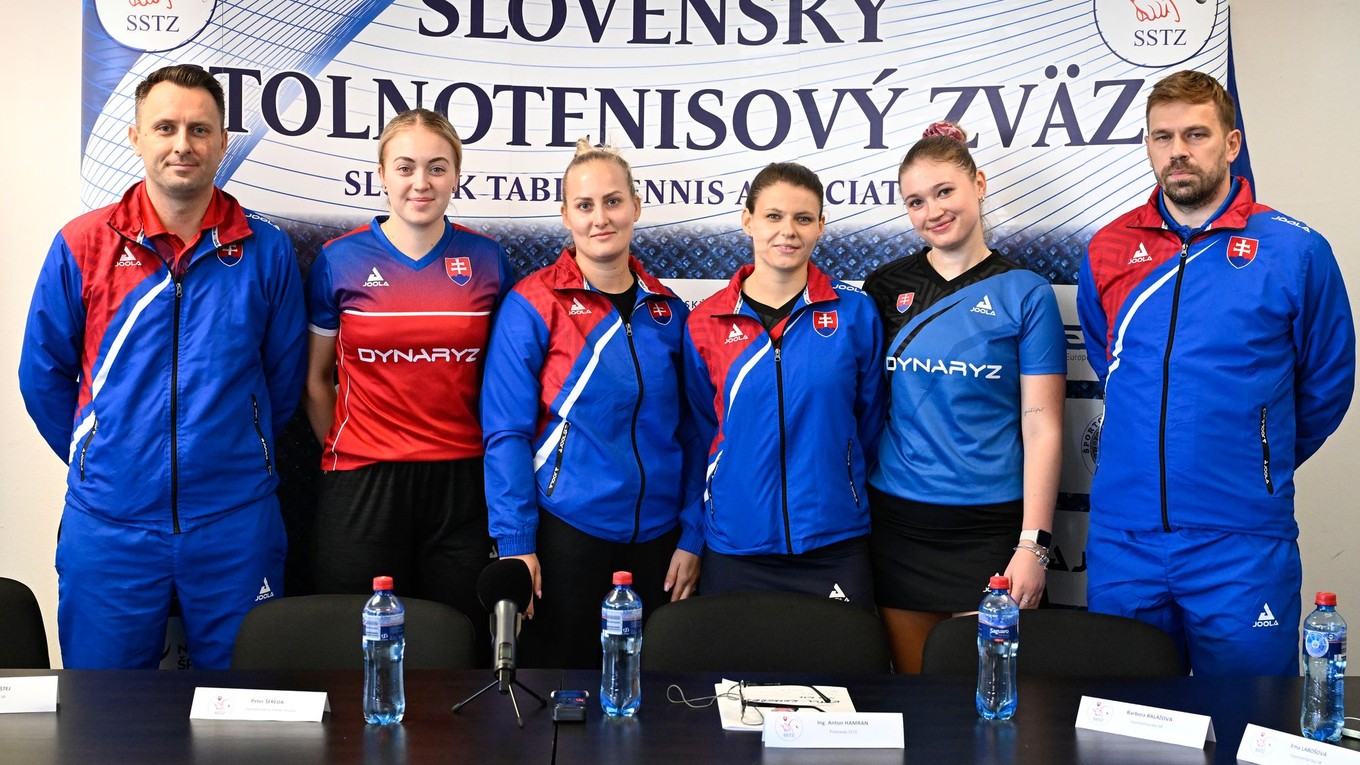 Ľubomír Pištej, Ema Labošová Barbora Balážová, Nikoleta Puchovanová, Tatiana Kukuľková a tréner slovenskej stolnotenisovej reprezentácie Peter Šereda.