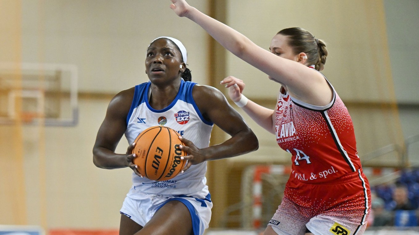 KeShunan Jamesová a Alexandra Chovaníková počas prvého zápasu finále basketbalovej Tipos extraligy Piešťanské Čajky - Slávia Banská Bystrica.