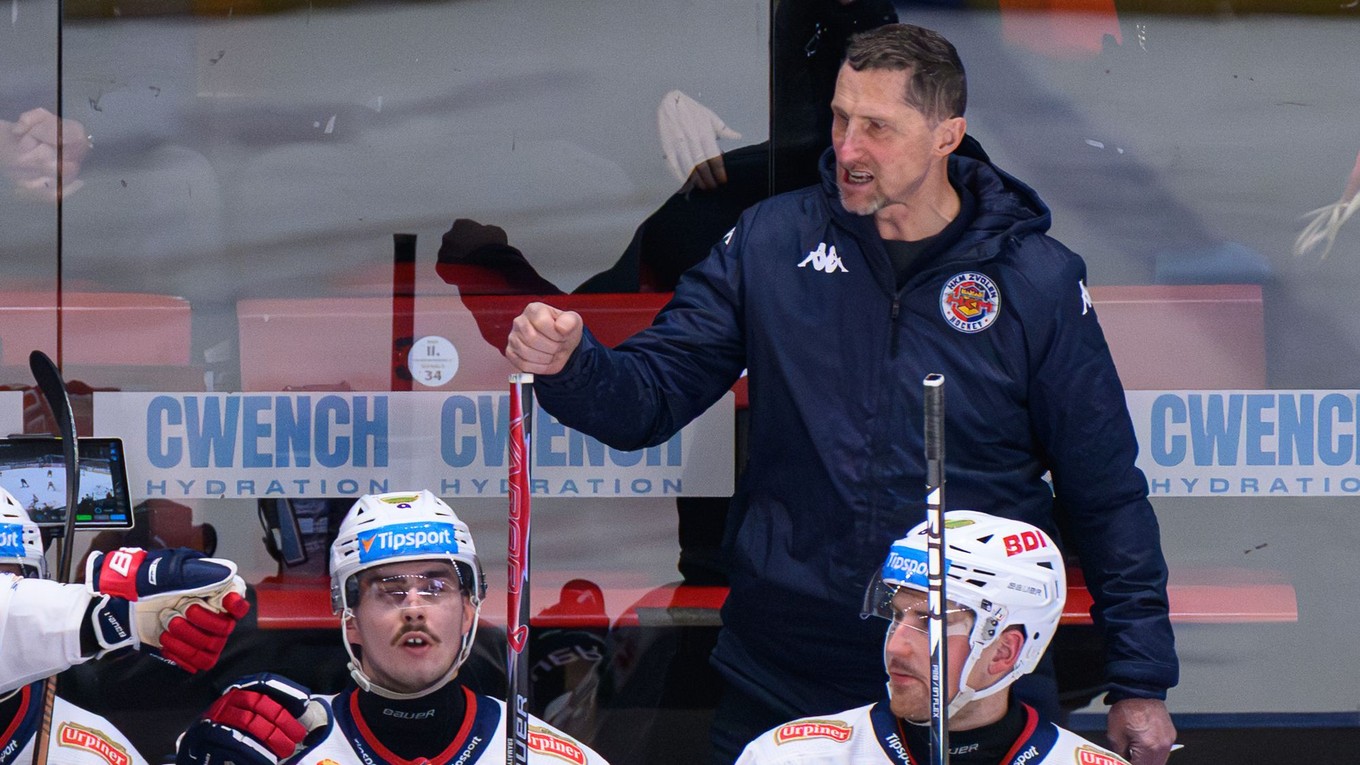 Na snímke hore tréner HKM Zvolen Antonín Stavjaňa.