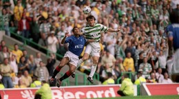 Ľubomír Moravčík a Giovanni Van Bronckhorst v derby Celtic Glasgow vs. Glasgow Rangers.
