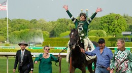 Džokej Jose Ortiz oslavuje na koni Golden Tempo po víťazstve v 158. ročníku dostihového závodu Belmont Stakes.