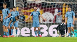 Futbalisti ŠK Slovan Bratislava reagujú po inkasovanom góle.