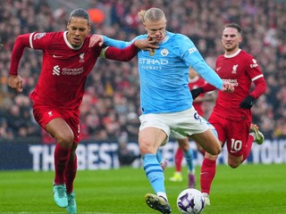 Virgil van Dijk a Erling Haaland v zápase Liverpool - Manchester City