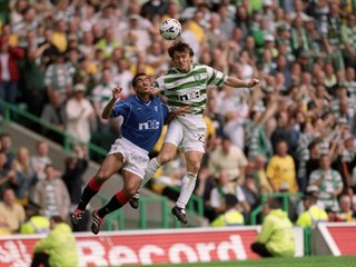 Ľubomír Moravčík a Giovanni Van Bronckhorst v derby Celtic Glasgow vs. Glasgow Rangers.