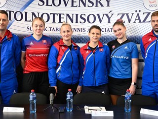 Ľubomír Pištej, Ema Labošová Barbora Balážová, Nikoleta Puchovanová, Tatiana Kukuľková a tréner slovenskej stolnotenisovej reprezentácie Peter Šereda.