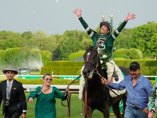 Džokej Jose Ortiz oslavuje na koni Golden Tempo po víťazstve v 158. ročníku dostihového závodu Belmont Stakes.