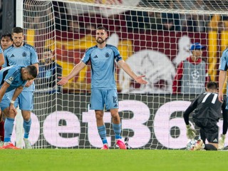 Futbalisti ŠK Slovan Bratislava reagujú po inkasovanom góle.