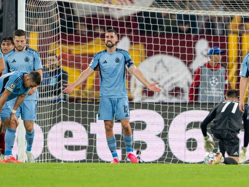 Futbalisti ŠK Slovan Bratislava reagujú po inkasovanom góle.