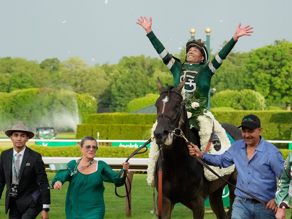 Džokej Jose Ortiz oslavuje na koni Golden Tempo po víťazstve v 158. ročníku dostihového závodu Belmont Stakes.