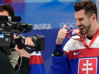 Kapitán Slovenska Marek Hrivík s bronzovou medailou po ZOH 2022 v Pekingu.