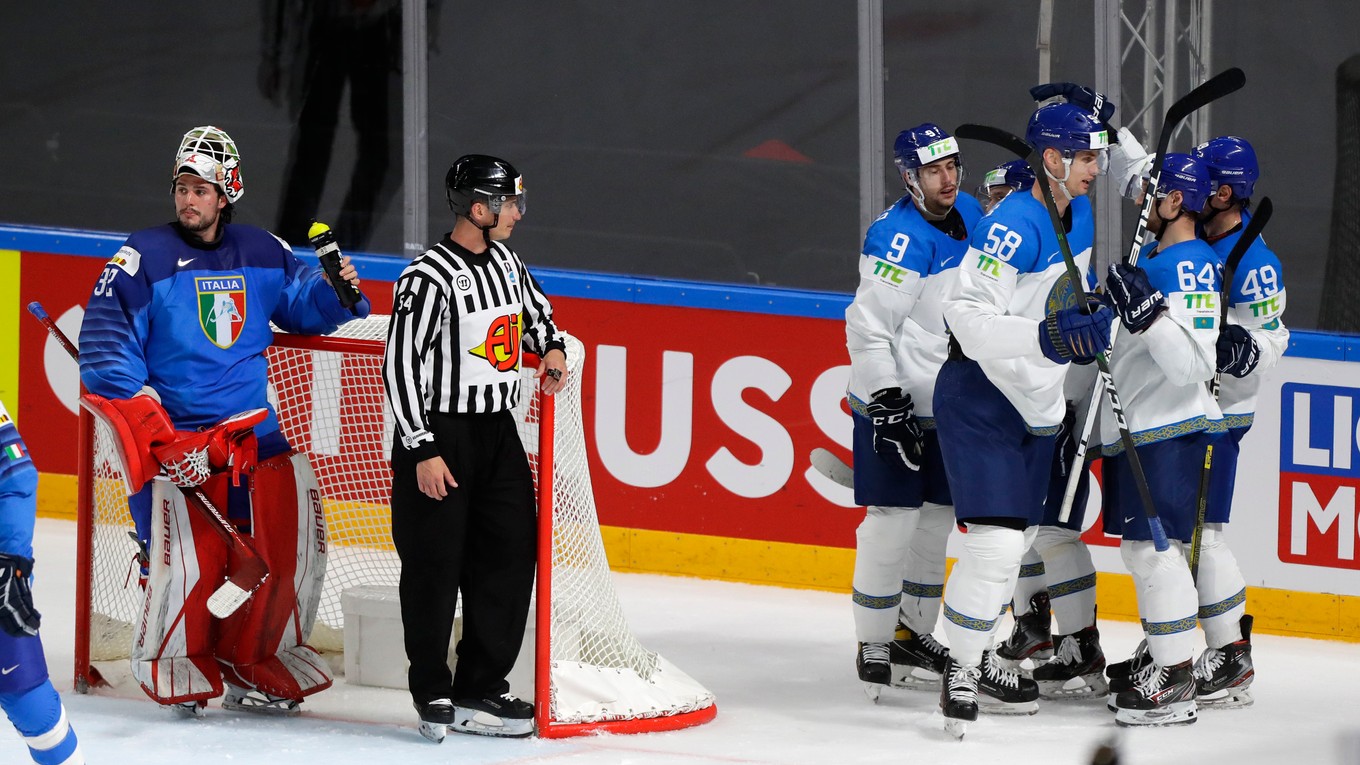 Radosť Kazachov v zápase Taliansko - Kazachstan na MS v hokeji 2021.