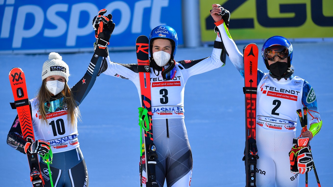 Petra Vlhová vyhrala obrovský slalom v Jasnej 2021. Vľavo Alice Robinsonová, vpravo Mikaela Shiffrinová.