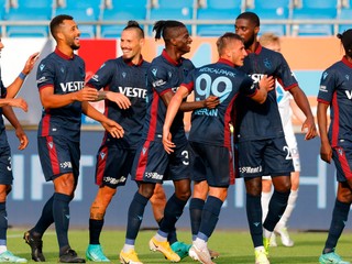 Marek Hamšík (v strede) 
v drese tureckého klubu Trabzonspor.