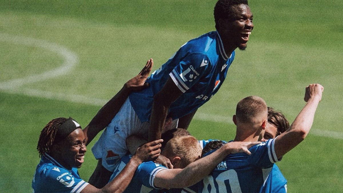 Futbalisti FC Baník Ostrava oslavujú gól.