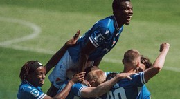Futbalisti FC Baník Ostrava oslavujú gól.