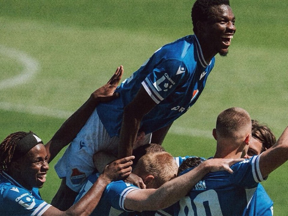 Futbalisti FC Baník Ostrava oslavujú gól.