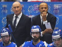 Craig Ramsay (vľavo hore) na lavičke slovenskej reprezentácie.