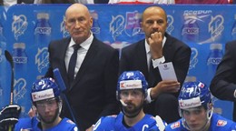 Craig Ramsay (vľavo hore) na lavičke slovenskej reprezentácie.